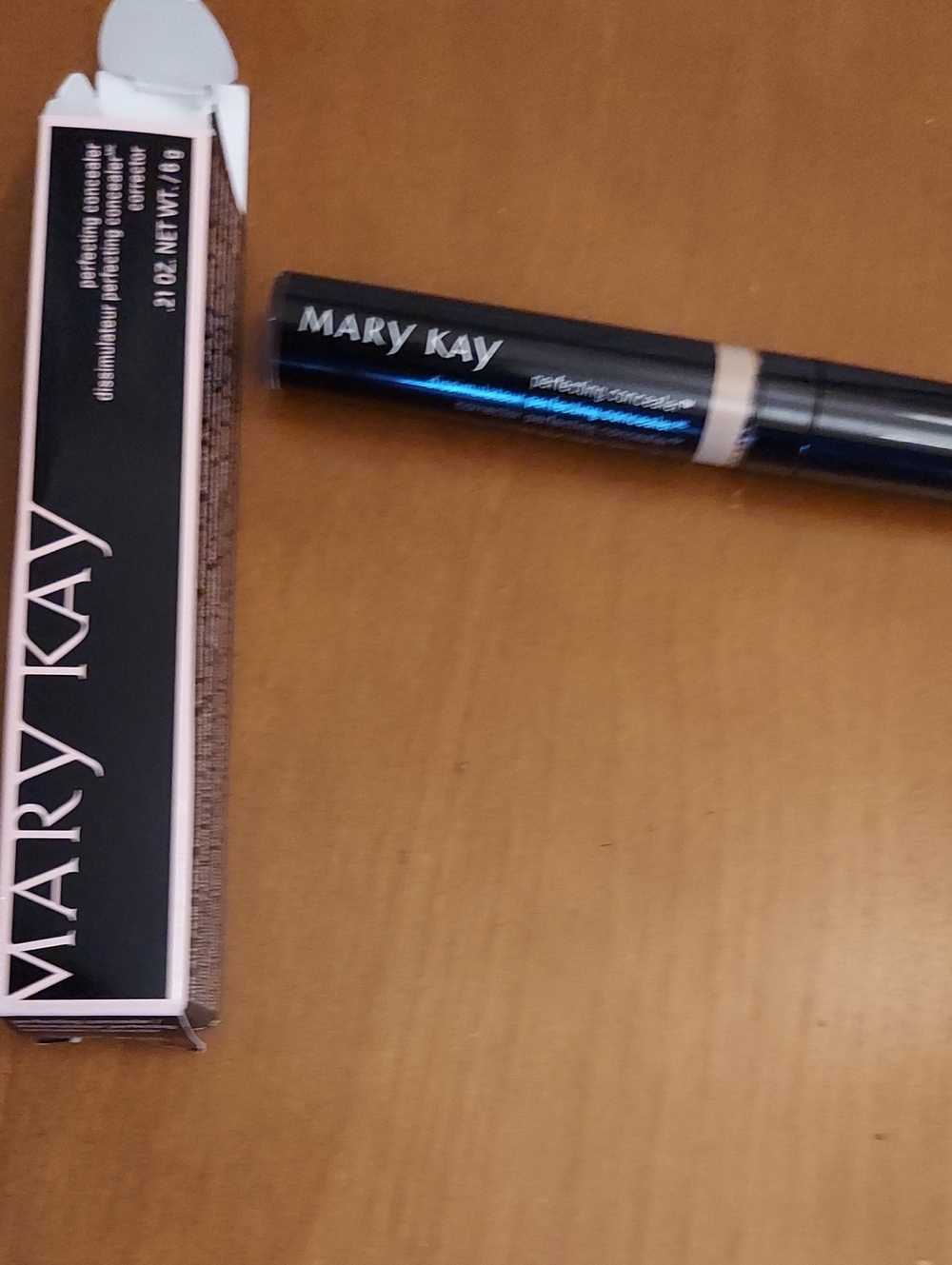 Mary Kay Perfecting Concealer NEW IN BOX - Light/Beige - Picture 4 of 5